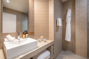 Articles de toilette de luxe, sèche-cheveux, peignoirs