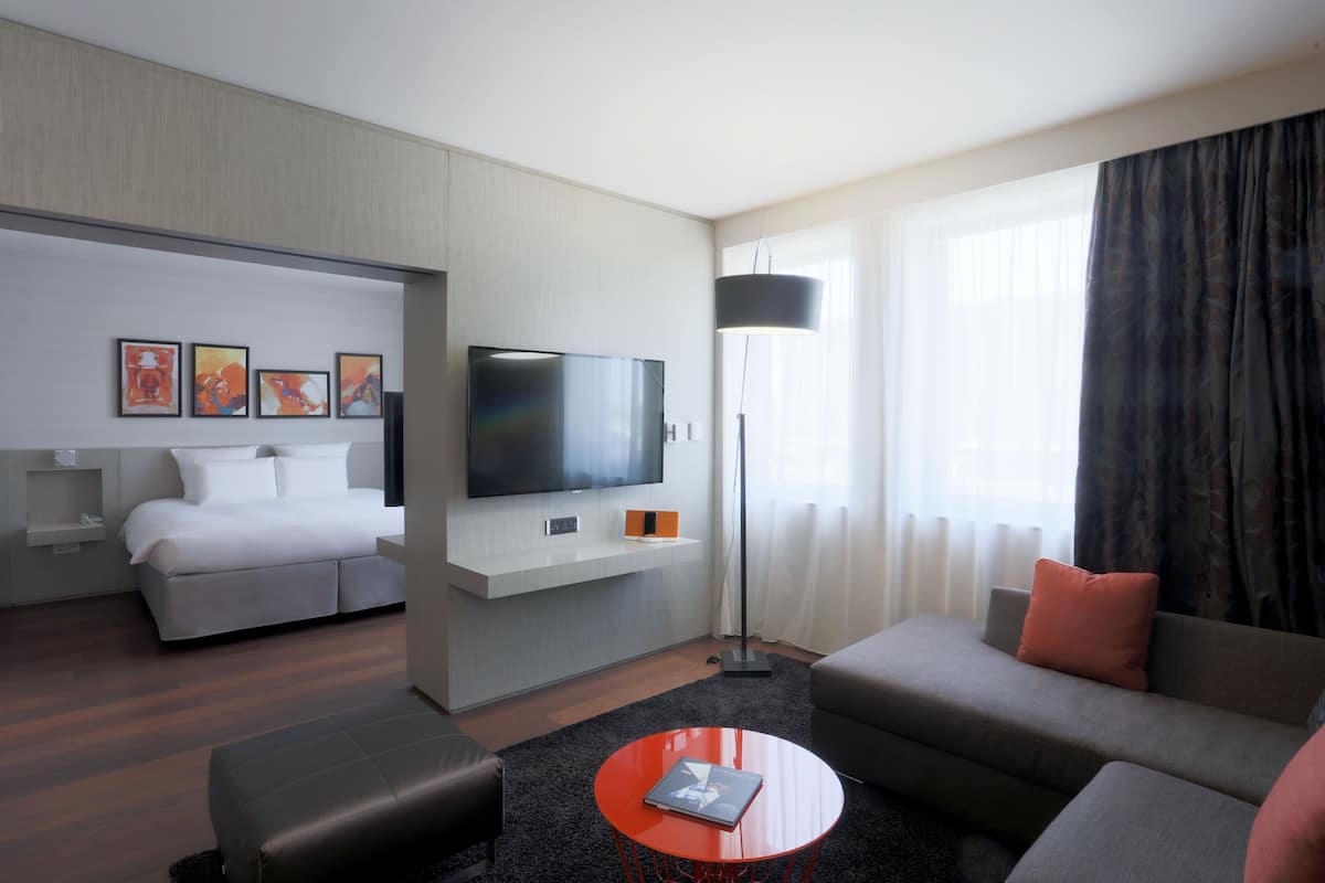 Deluxe-Suite, 1 King-Bett | Wohnbereich | 48-Zoll-LED-Fernseher mit Satellitenempfang, Fernseher, Tischfußball