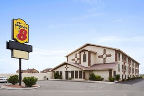Exterior - Super 8 by Wyndham Carlsbad (Carlsbad)
