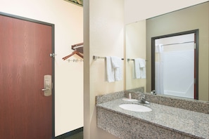 Combined shower/bathtub, hair dryer, towels