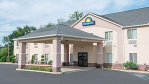 A Days Inn hotel with a covered entrance, multiple windows, and a parking lot.