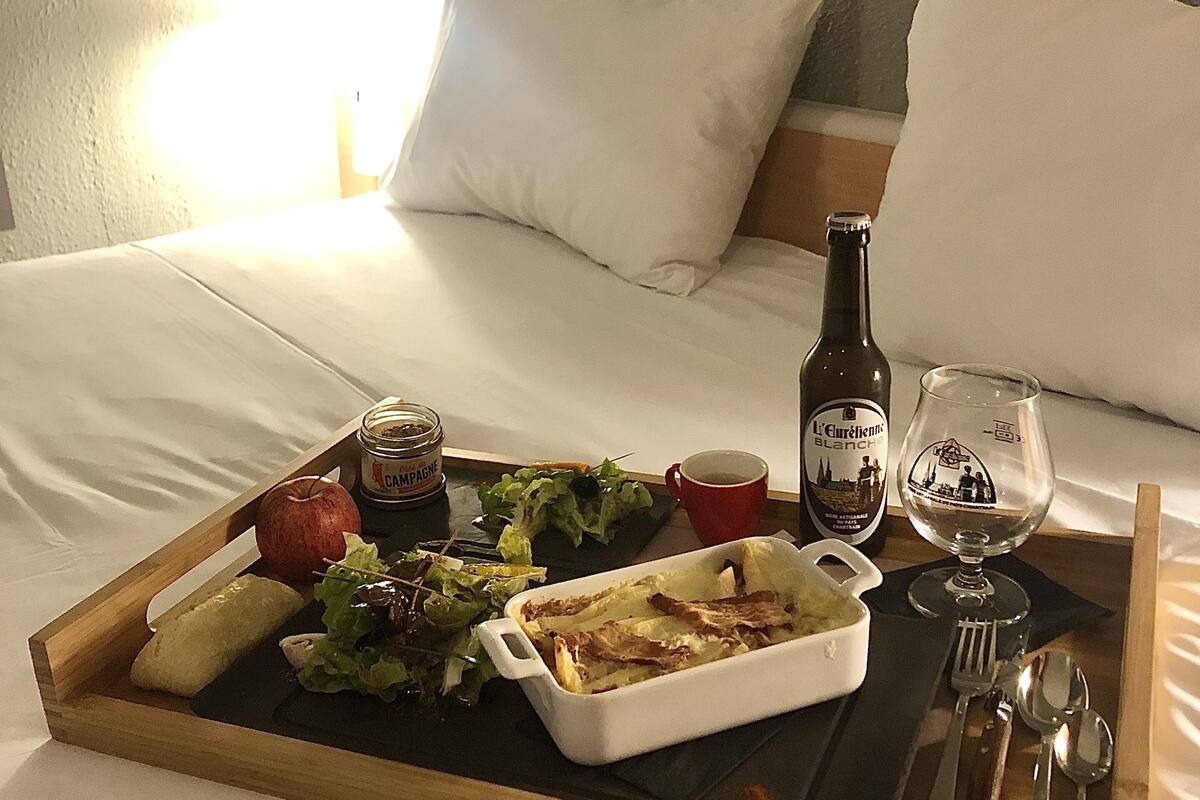 standard double room, 1 double bed | in-room dining