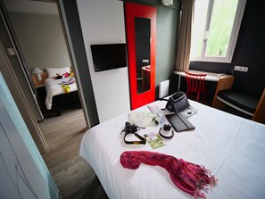 Habitació estàndard (with 1 double bed and 3 single beds) | Roba de llit d'alta qualitat i matalassos amb encoixinament addicional 