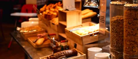 Desayuno buffet (EUR 13.90 por persona) 