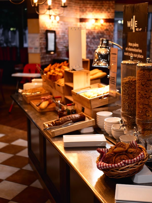 Se ofrece un desayuno bufé (13.90 EUR por persona)
