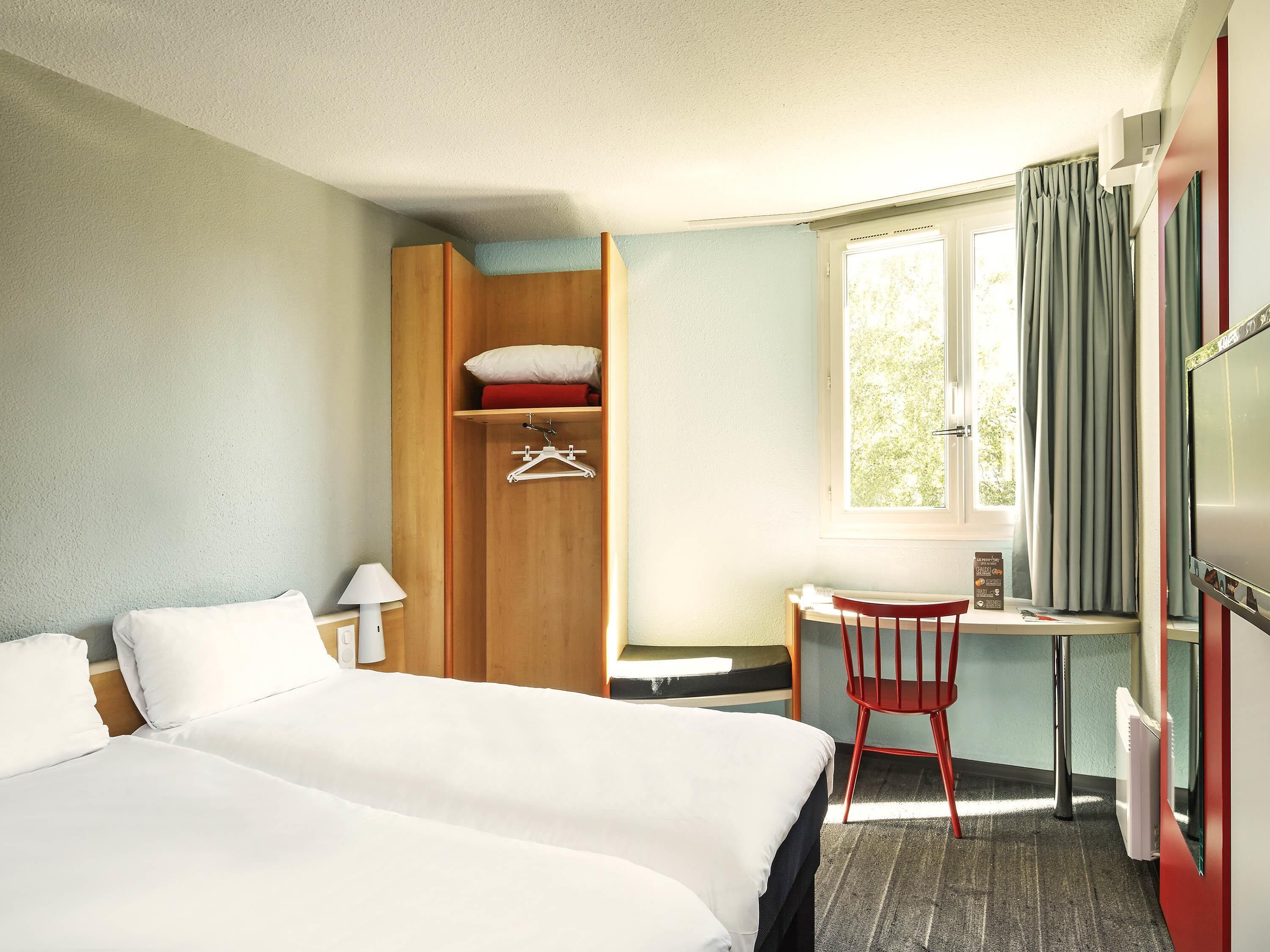 Standard Room, 2 Twin Beds | Premium bedding, pillowtop beds, in-room safe, individually furnished