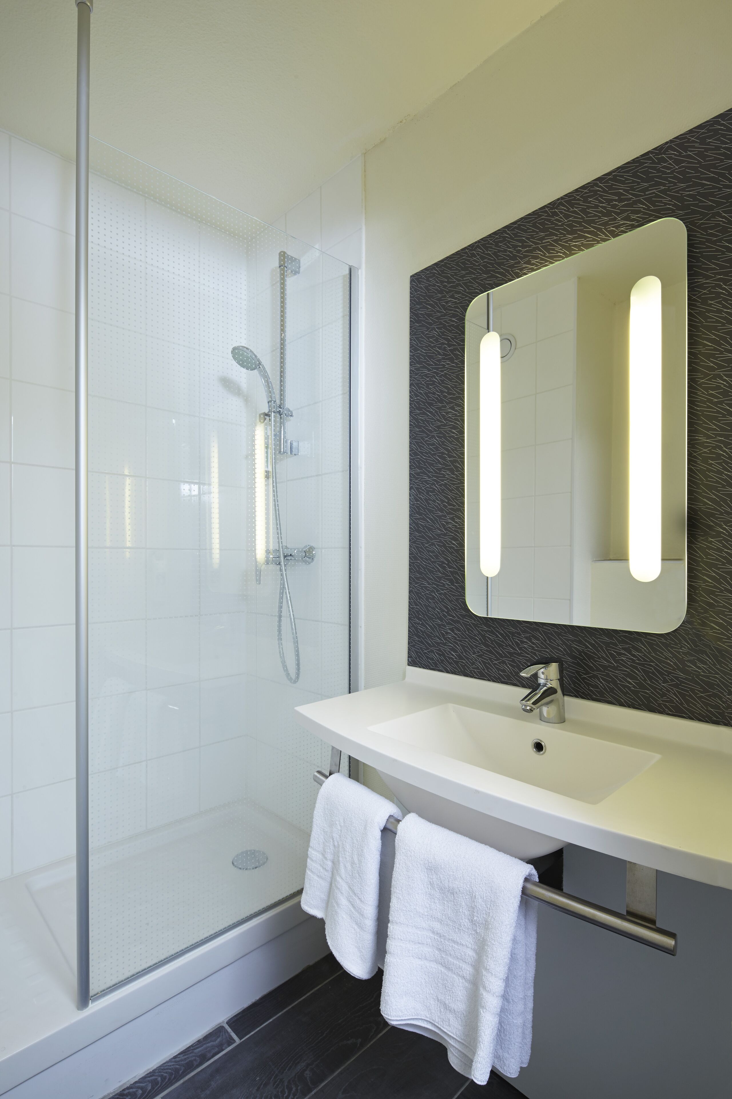  milieuvriendelijk toiletgerief, een haardroger, handdoeken