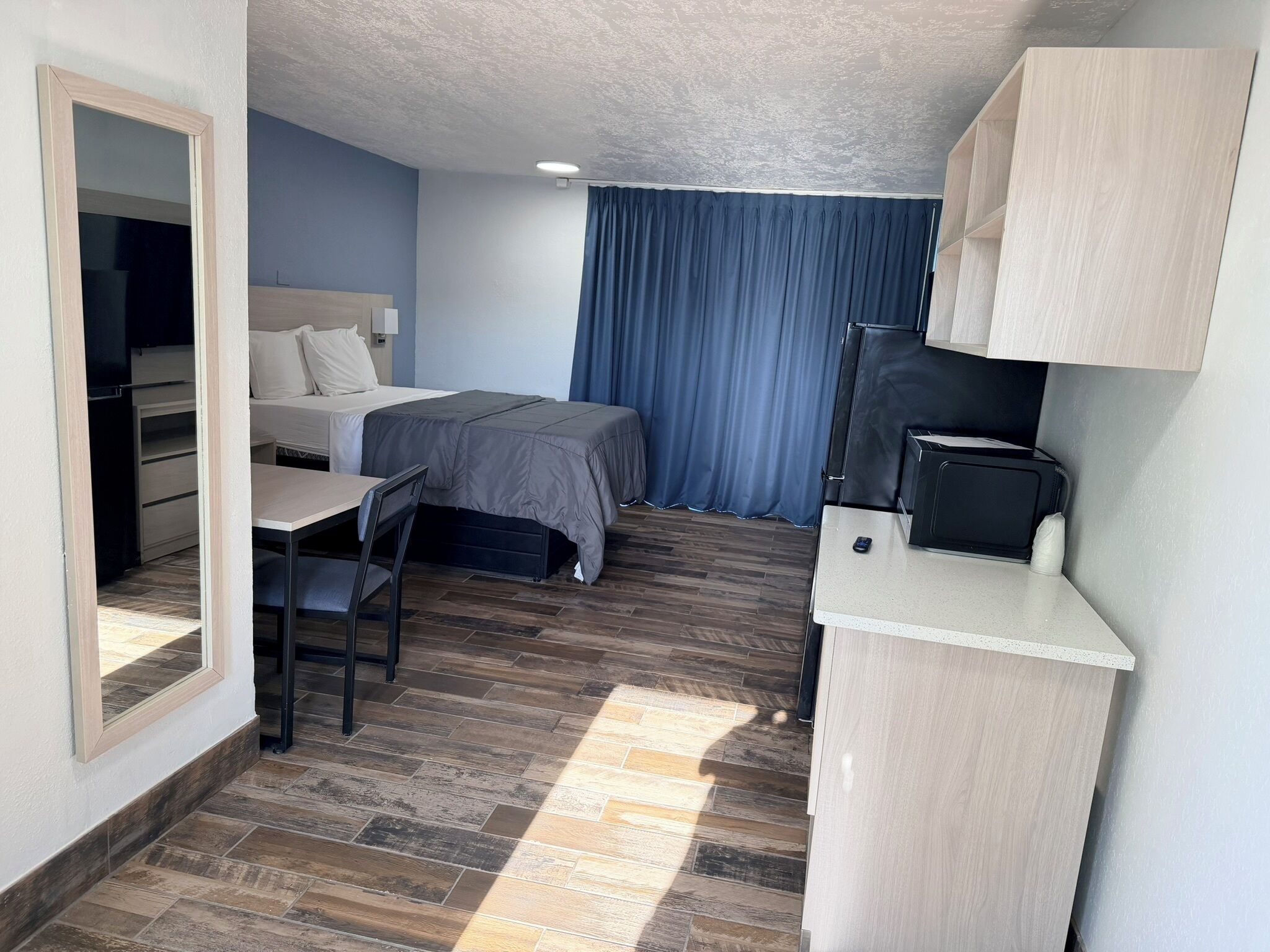 Quarto luxo, 1 cama Queen, para não fumantes | Escrivaninha, ferros/tábuas de passar roupa, berços grátis