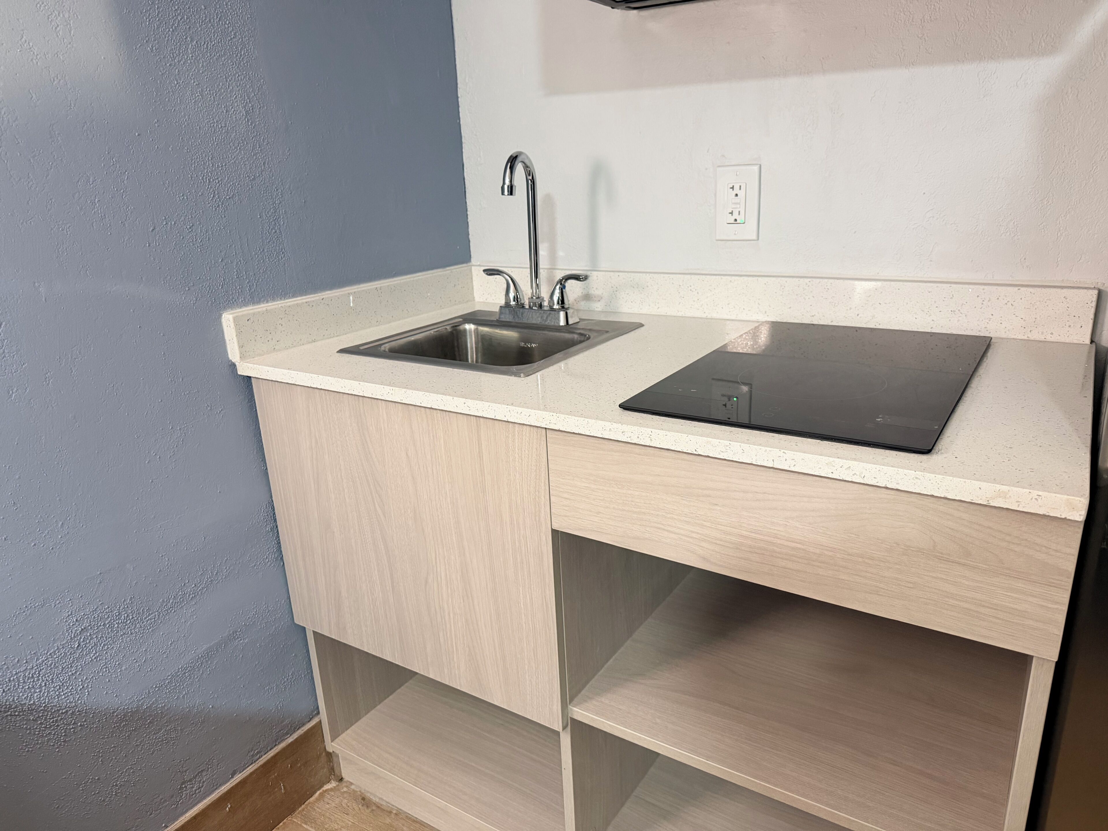 Chambre Économique, 1 grand lit, non-fumeurs | Cuisine privée | Réfrigérateur, micro-ondes, cafetière/bouilloire