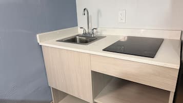 Economy Room, 1 Queen Bed, Non Smoking | Private kitchen | Fridge, microwave, coffee/tea maker