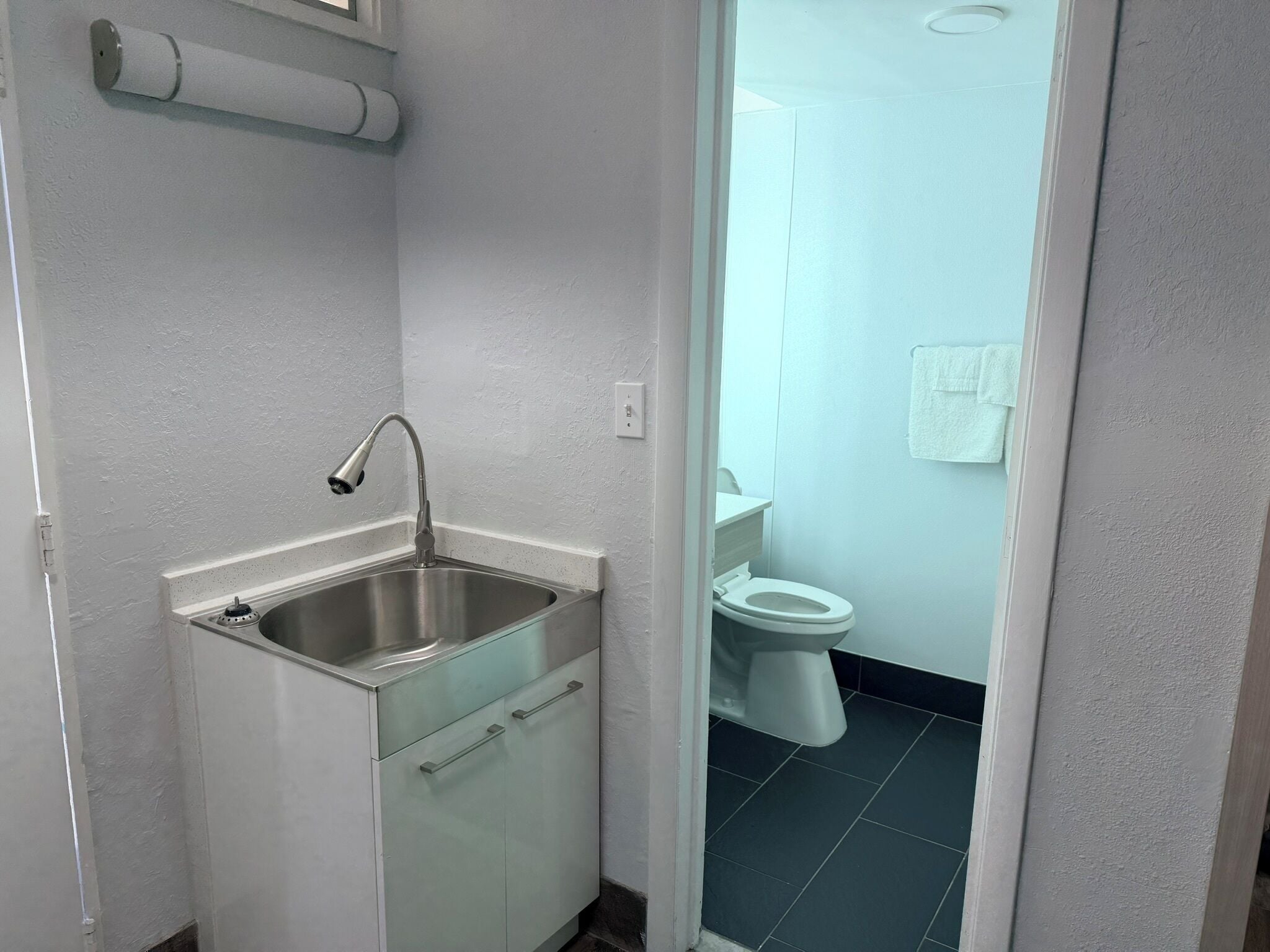 Un baño pequeño con lavamanos, inodoro y espejo.