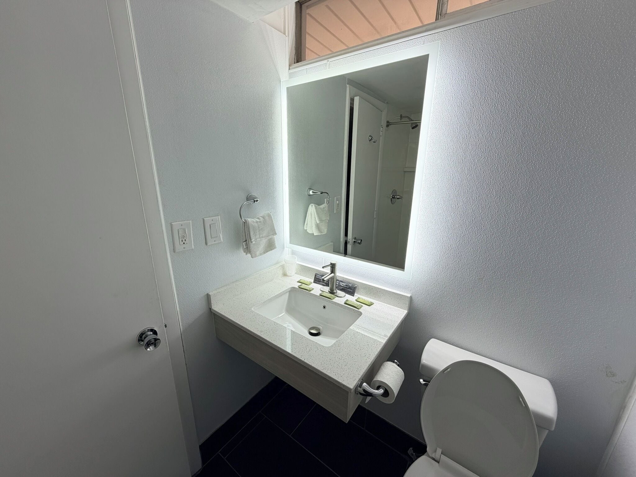 Economy-værelse - 1 queensize-seng - ikke-ryger | Badeværelse | Bruser, gratis toiletartikler, hårtørrer, håndklæder