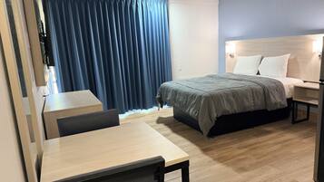 Quarto econômico, 1 cama Queen, para não fumantes | Área de estar | TV