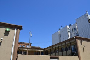 A multi-story building with a flat roof and a series of windows. - Alpha Inn & Suites (San Francisco)