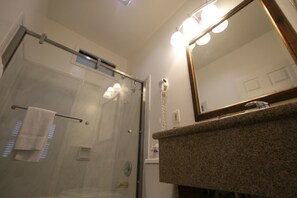 Standard Room, 1 Queen Bed | Desk, soundproofing, free WiFi, bed sheets - Alpha Inn & Suites (San Francisco)