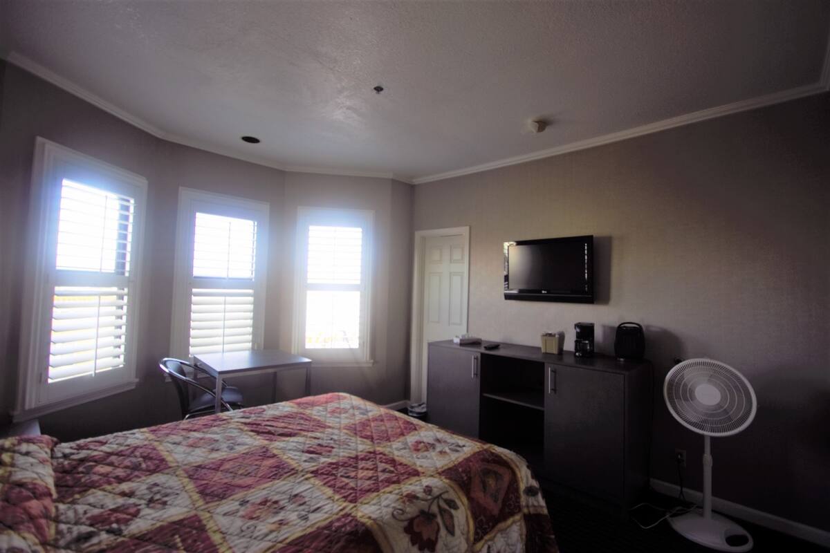 Desk, soundproofing, free WiFi, bed sheets