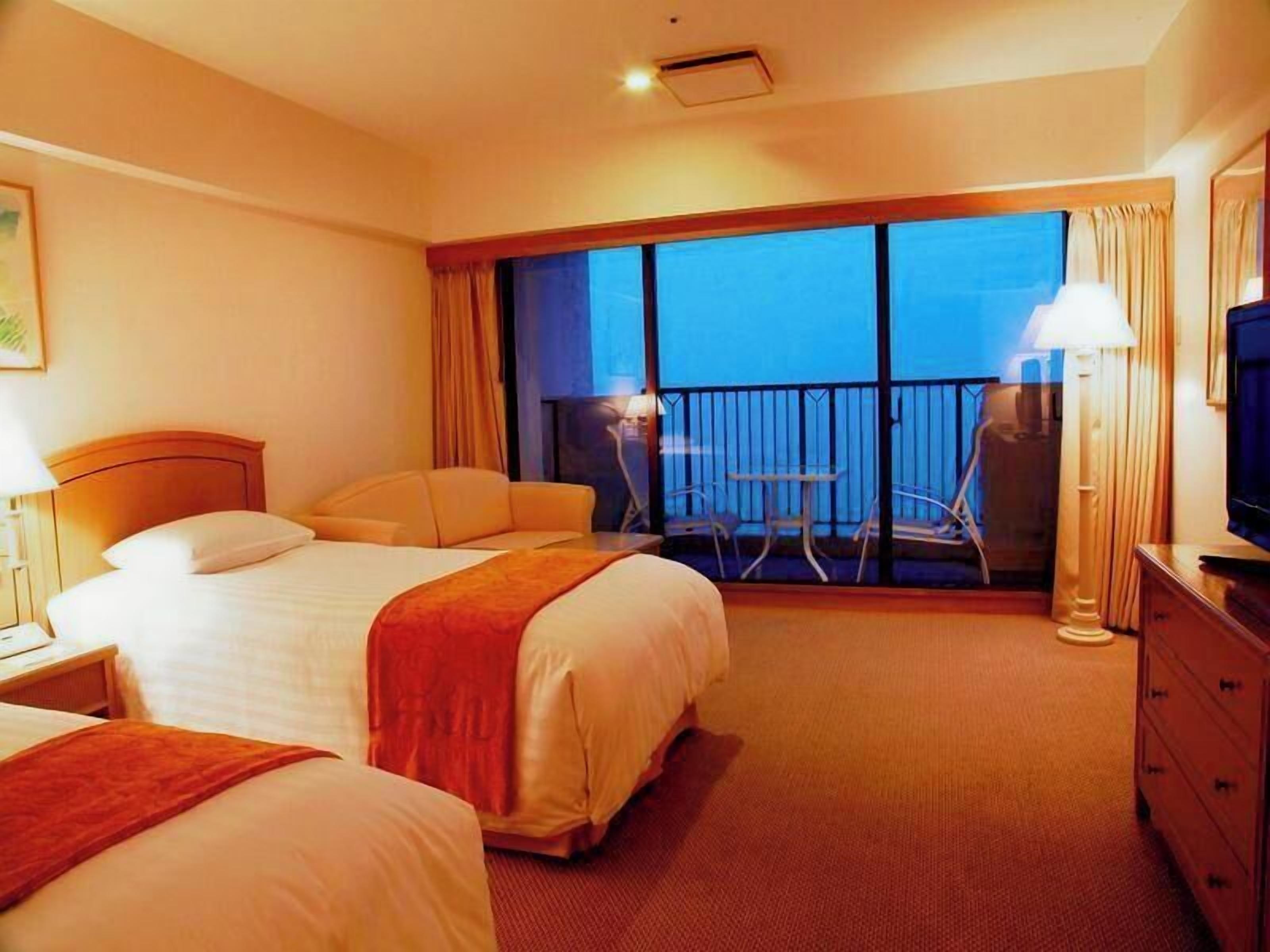 Premium bedding, in-room safe, blackout drapes, free WiFi