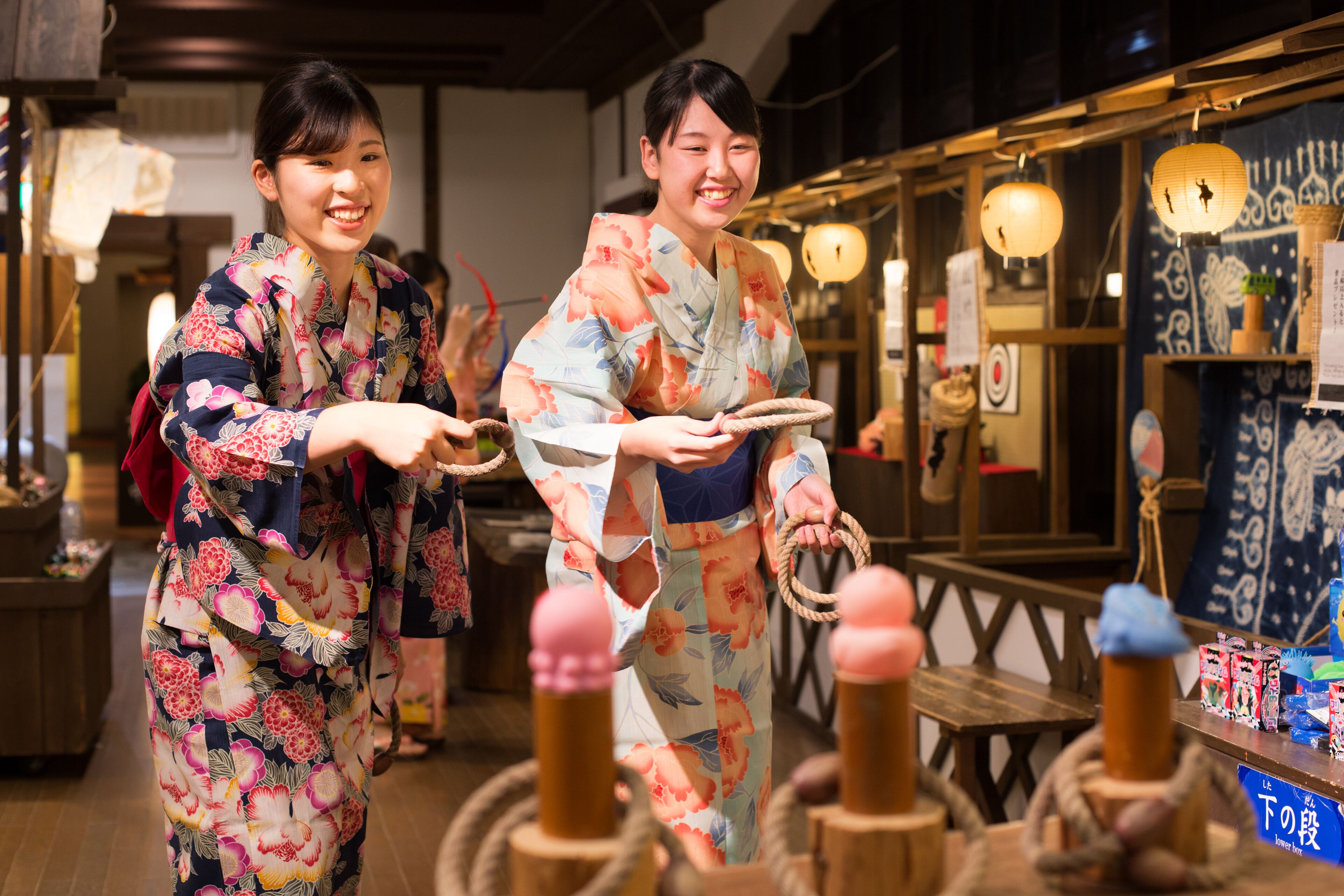 Un ambient tradicional japonès amb mobles de fusta i elements decoratius.