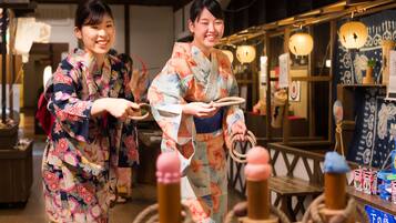 Un ambient tradicional japonès amb mobles de fusta i elements decoratius.