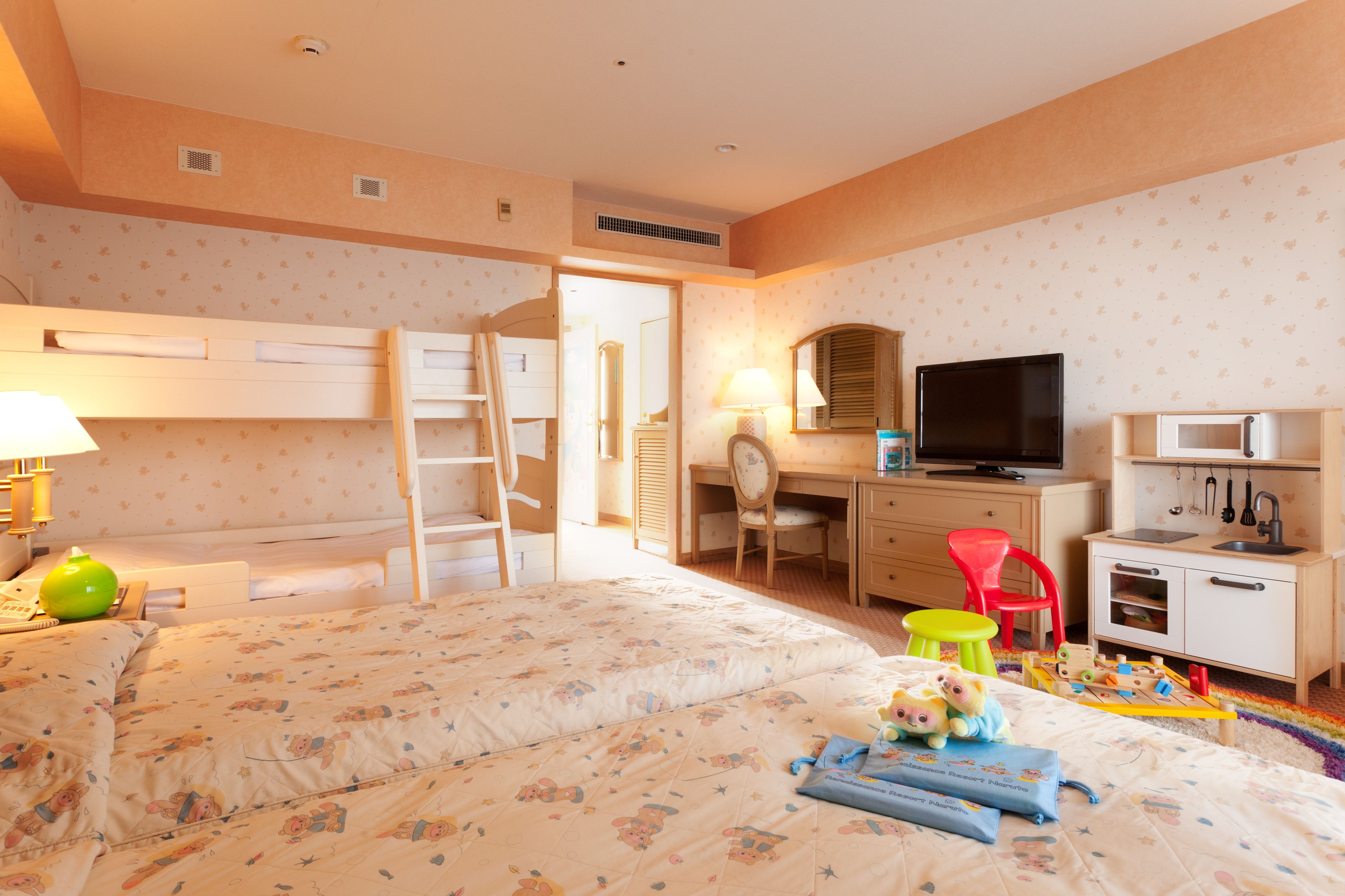 Habitación ideal para niños, con literas, escritorio, televisor y kitchenette.
