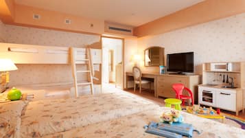 Habitación ideal para niños, con literas, escritorio, televisor y kitchenette.