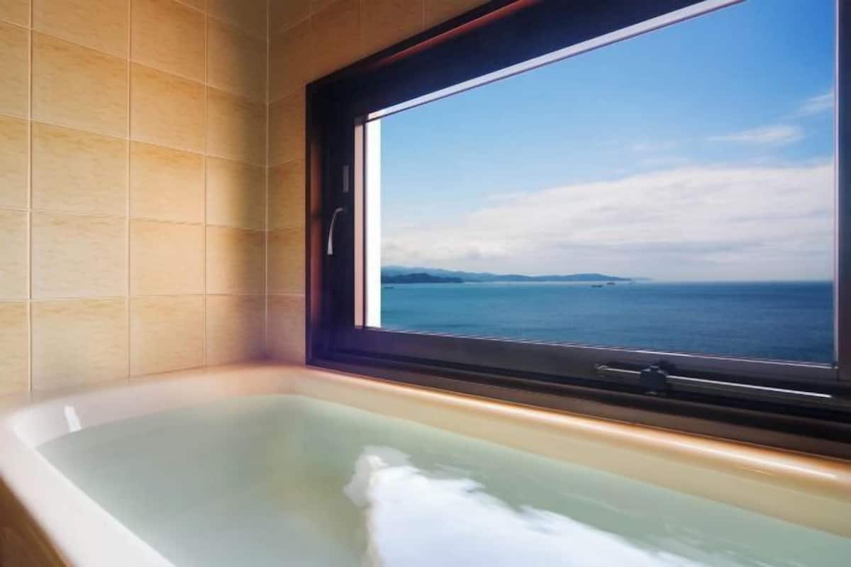 Kamar mandi | Kombinasi shower/bathtub, bathtub besar, dan perlengkapan mandi gratis