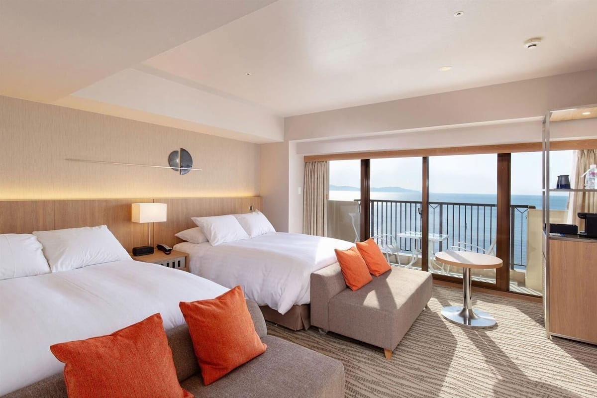 Premium bedding, in-room safe, blackout drapes, WiFi (free)