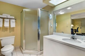 Desk, iron/ironing board, free WiFi, bed sheets - Quality Inn Lebanon (Lebanon)