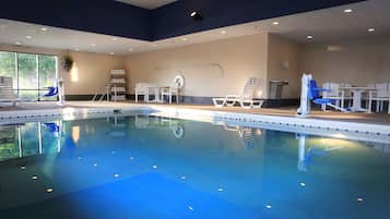 Indoor pool, sun loungers