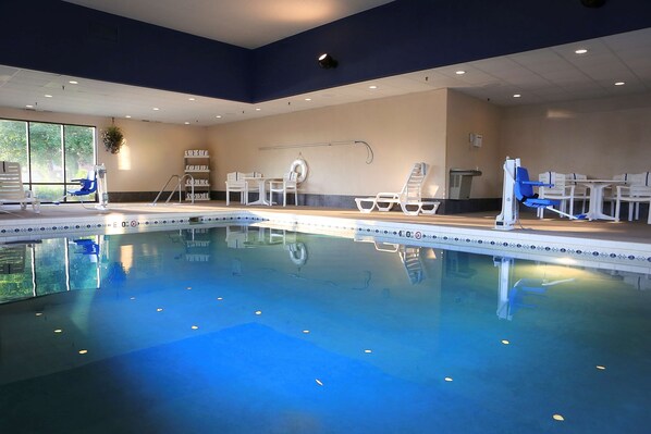 Indoor pool, sun loungers