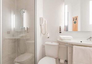 Bañera, artículos de tocador gratuitos, secador de pelo, toallas