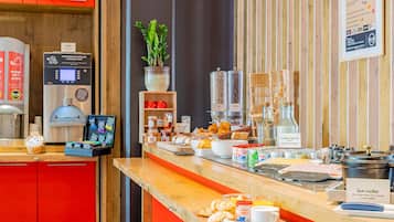 Se ofrece un desayuno bufé todos los días (por un coste adicional)