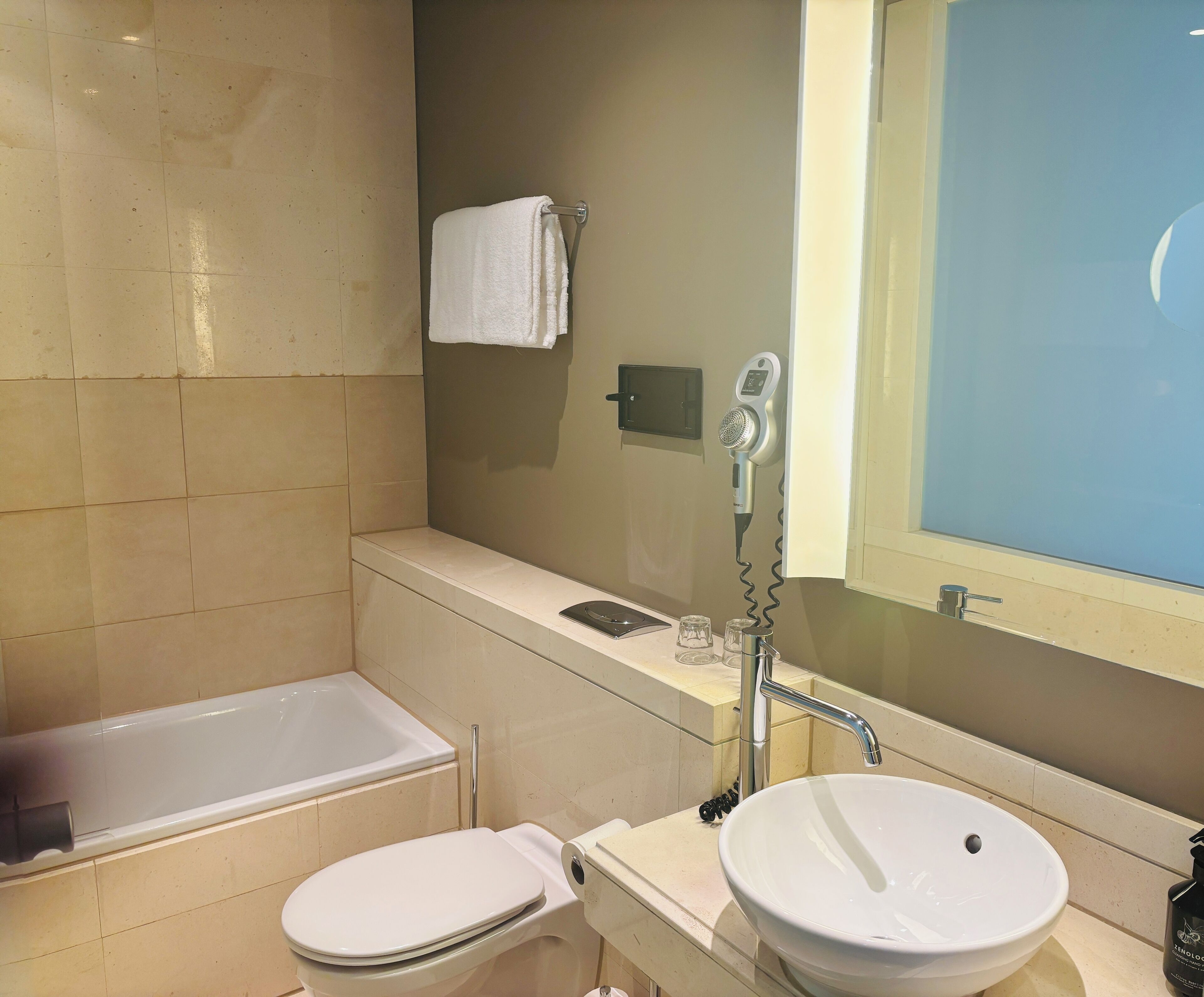 cosy room (vintage) | bathroom | shower, rainfall showerhead, free toiletries, hair dryer