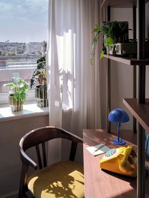 Large room | Living area | 37-inch flat-screen TV with satellite channels, TV, books - Max Brown Hotel 5th District, part of Sircle Collection (Vienna)