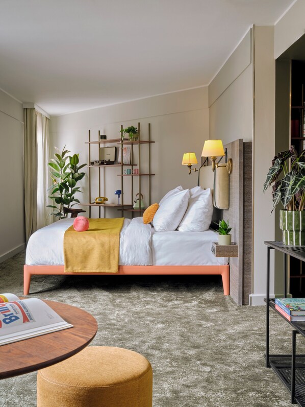 Extra Large Room | Desk, laptop workspace, blackout curtains, free WiFi