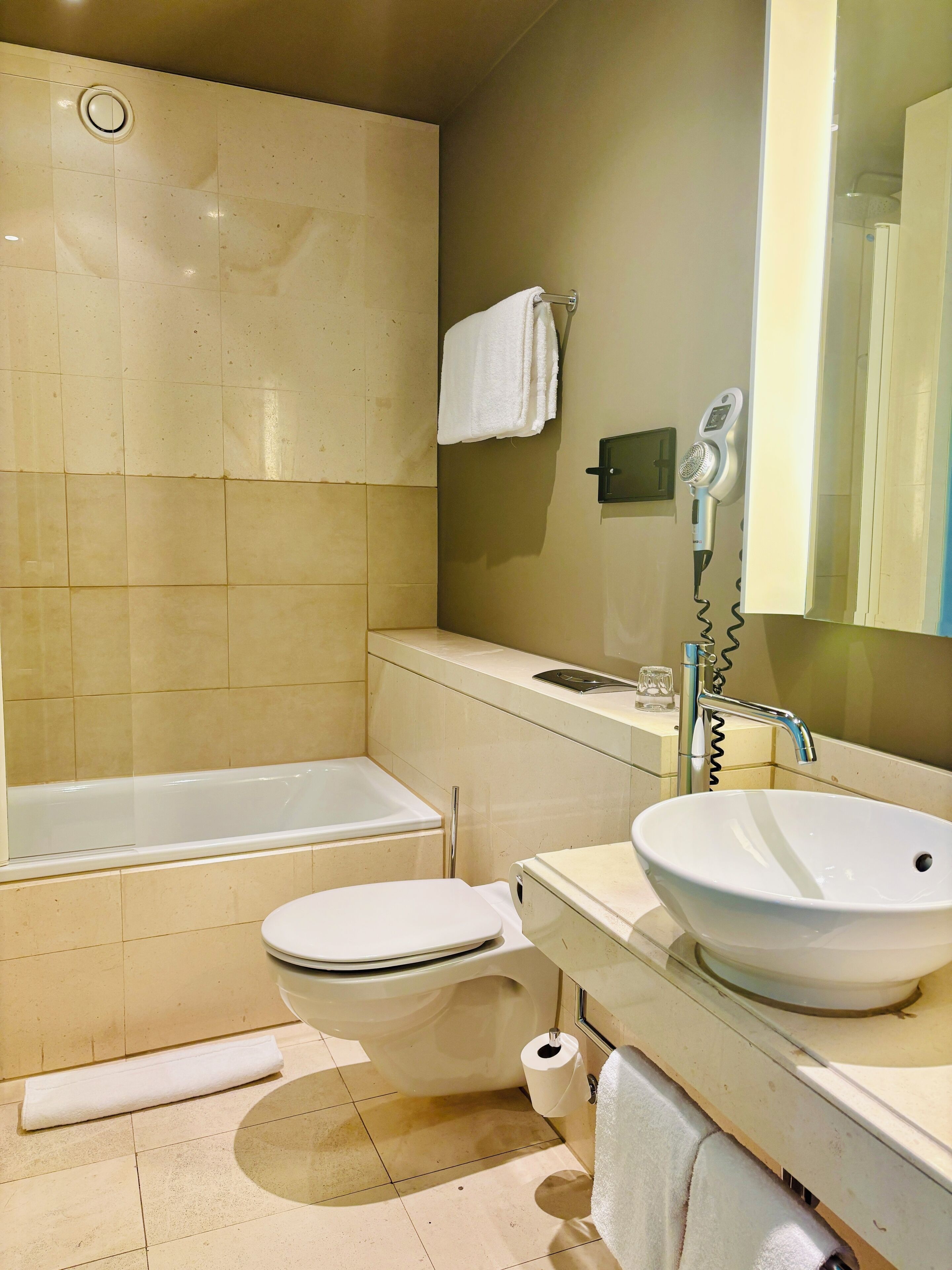 medium room (vintage) | bathroom | shower, rainfall showerhead, free toiletries, hair dryer