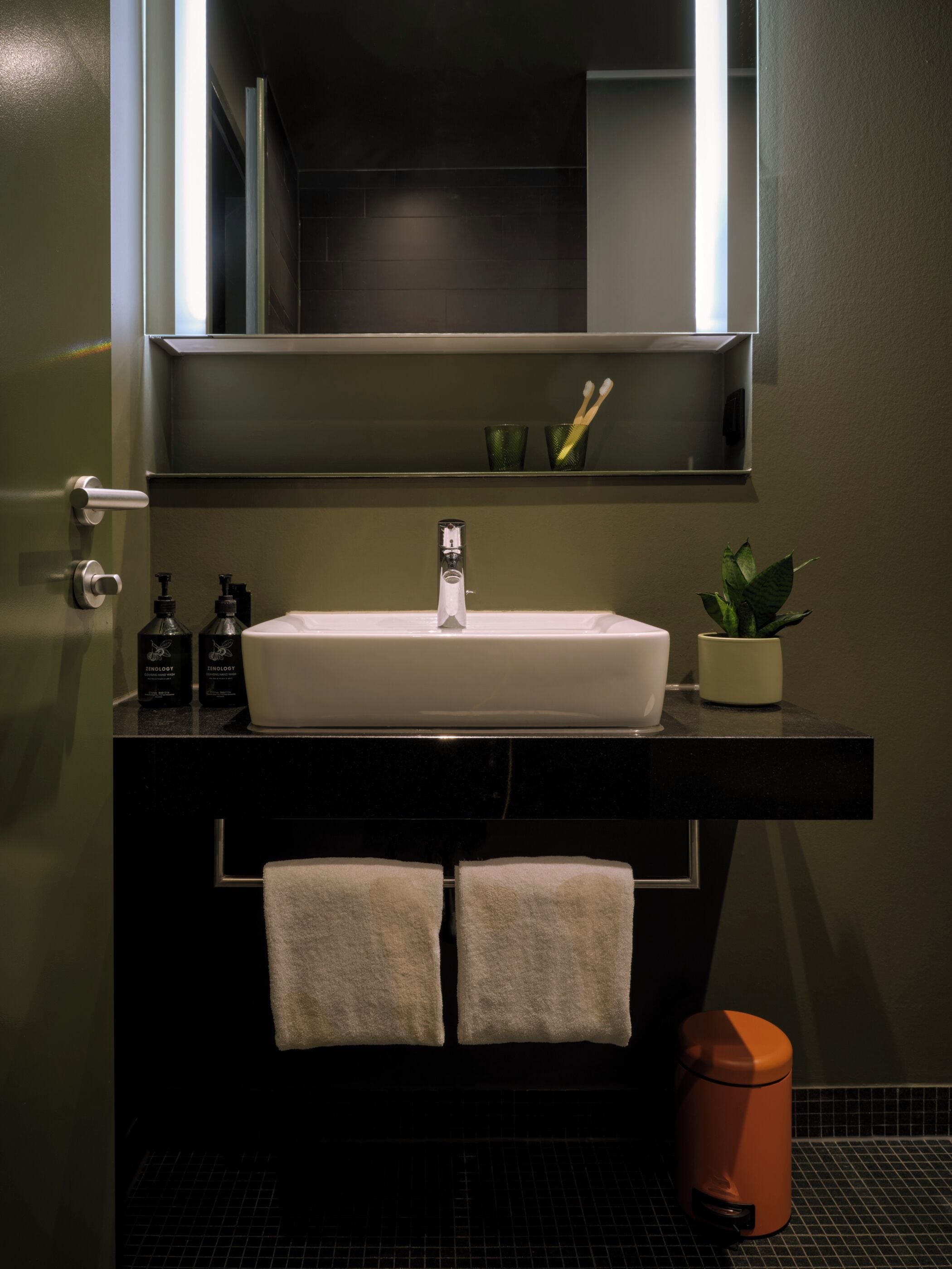 shower, rainfall showerhead, free toiletries, hair dryer