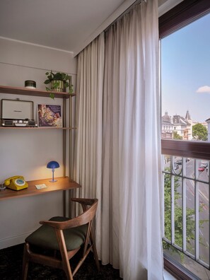 Medium Room | Desk, laptop workspace, blackout curtains, free WiFi