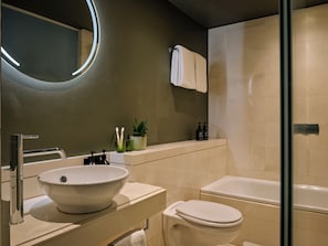 Junior suite | Badkamer | Een douche, een regendouche, gratis toiletartikelen, een haardroger