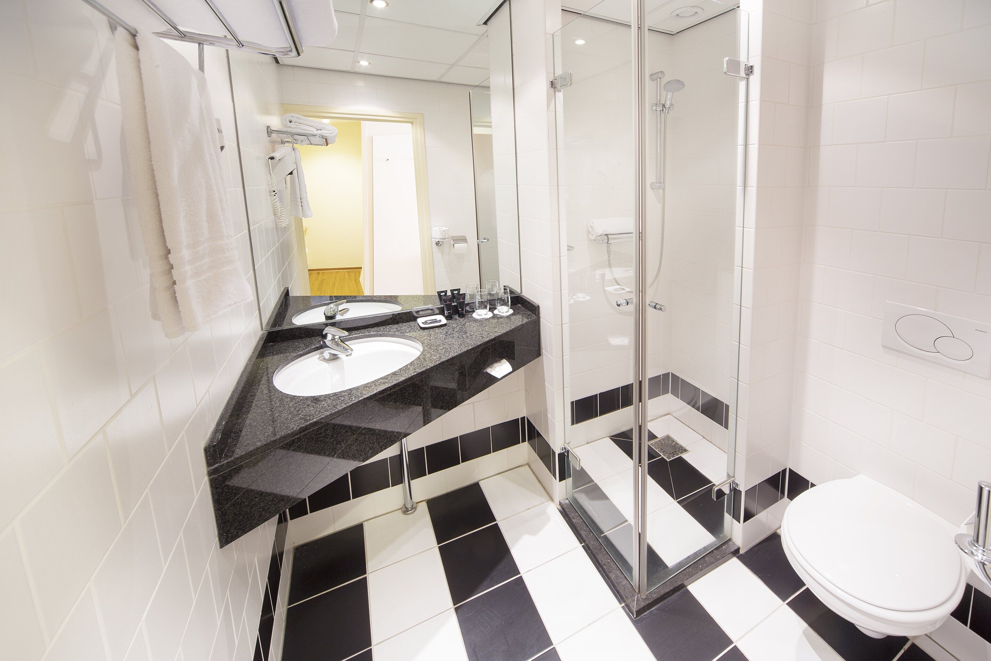 comfort double room | in-room safe, desk, soundproofing, free wifi