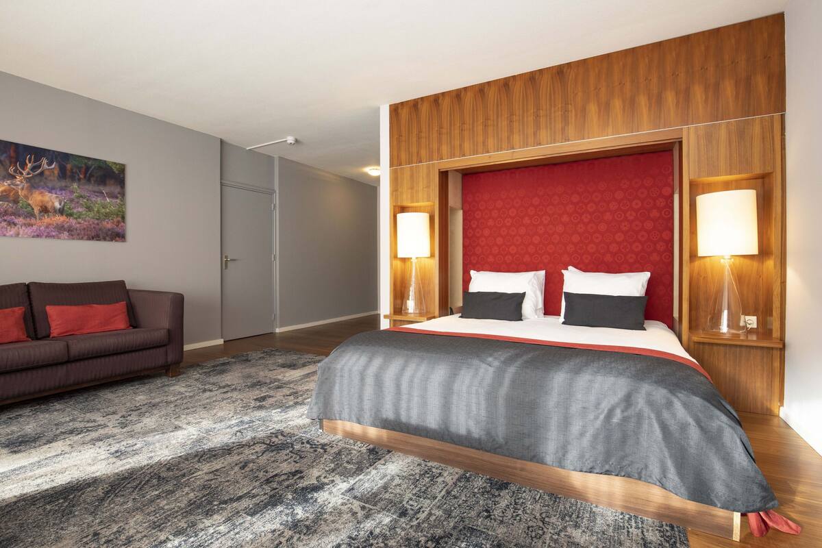 Suite | In-room safe, desk, soundproofing, WiFi (free)