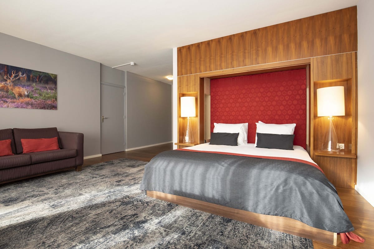 Suite | In-room safe, desk, soundproofing, free WiFi