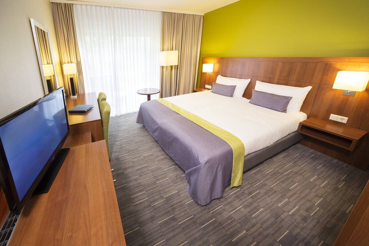 Comfort Double Room | In-room safe, desk, soundproofing, WiFi (free)