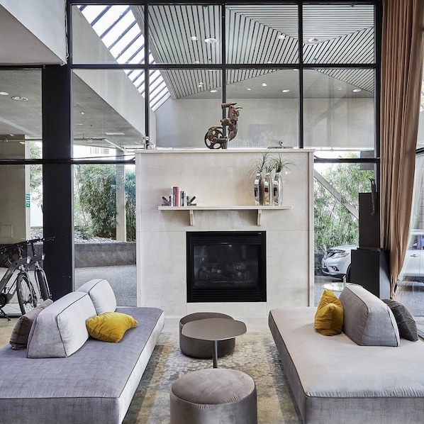 Reception - The Listel Hotel Vancouver (Vancouver)