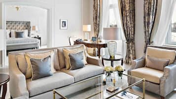 Suite, 1 Schlafzimmer, Seeblick (Celebrity King. Separate Living Room) | Hochwertige Bettwaren, Minibar, Zimmersafe, individuell dekoriert