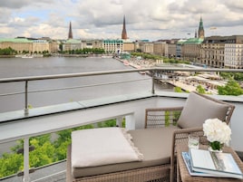 Sengetøy av topp kvalitet, minibar og safe på rommet