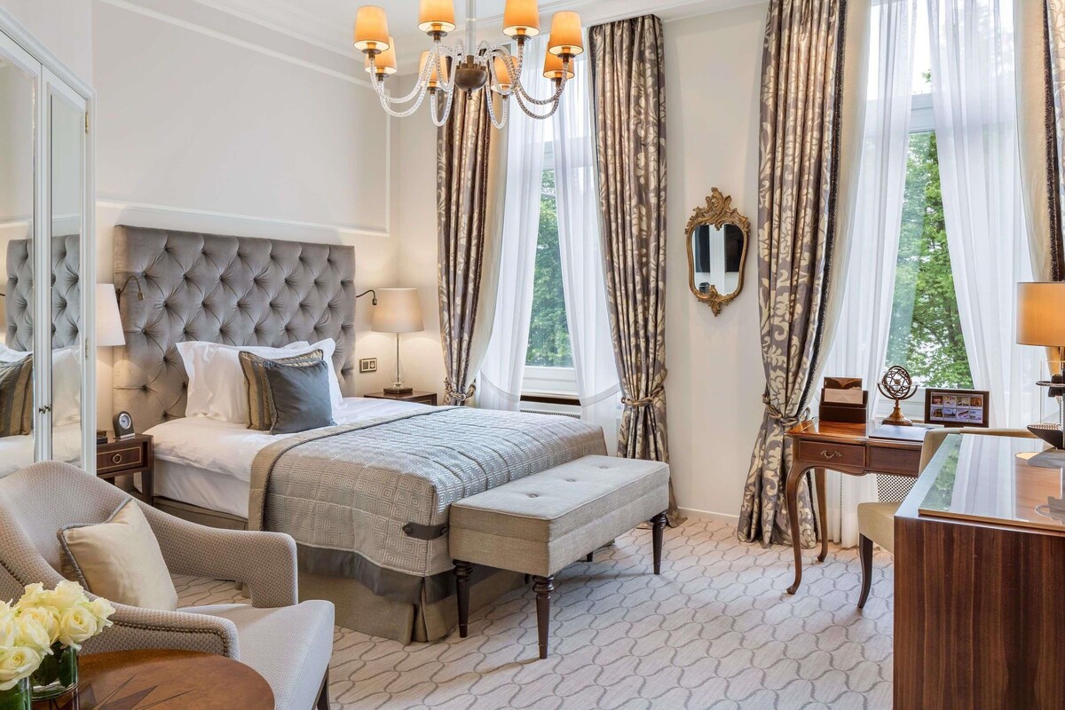 Fairmont, Zimmer, 1 Queen-Bett, Seeblick | Hochwertige Bettwaren, Minibar, Zimmersafe, Schreibtisch