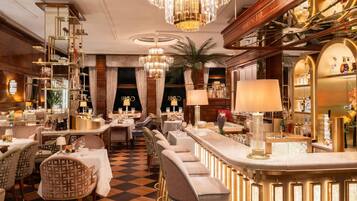 8 Restaurants; Frühstück, Mittagessen und Abendessen werden serviert