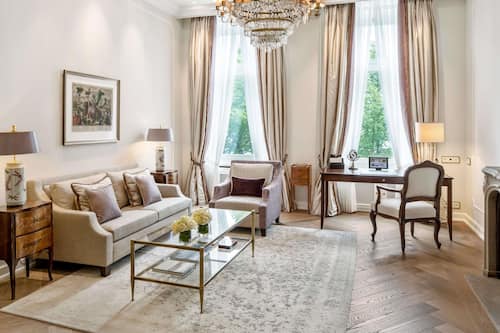 Suite Junior, 1 très grand lit, vue sur le lac (Combined living and sleeping area) | Literie de qualité, minibar, coffre-fort, décor unique