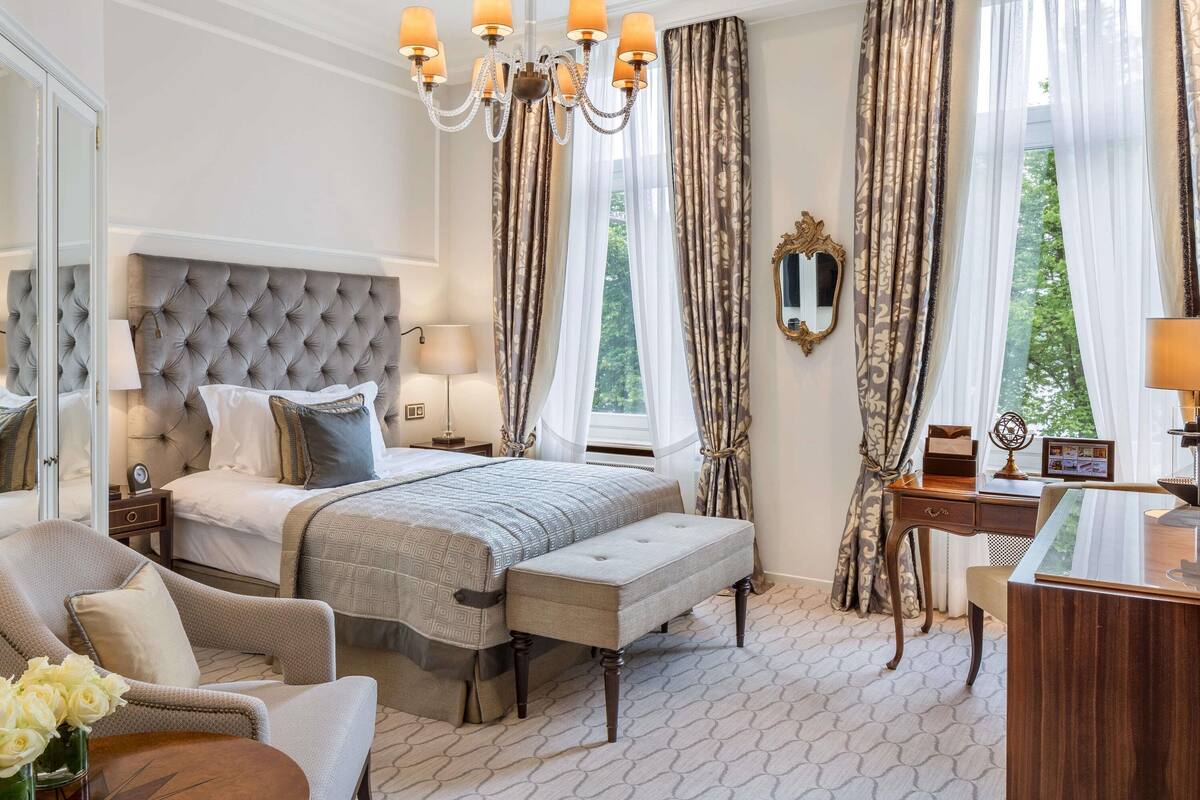 Fairmont, Room, 1 Queen Bed, Lake View | Premium bedding, minibar, in-room safe, desk